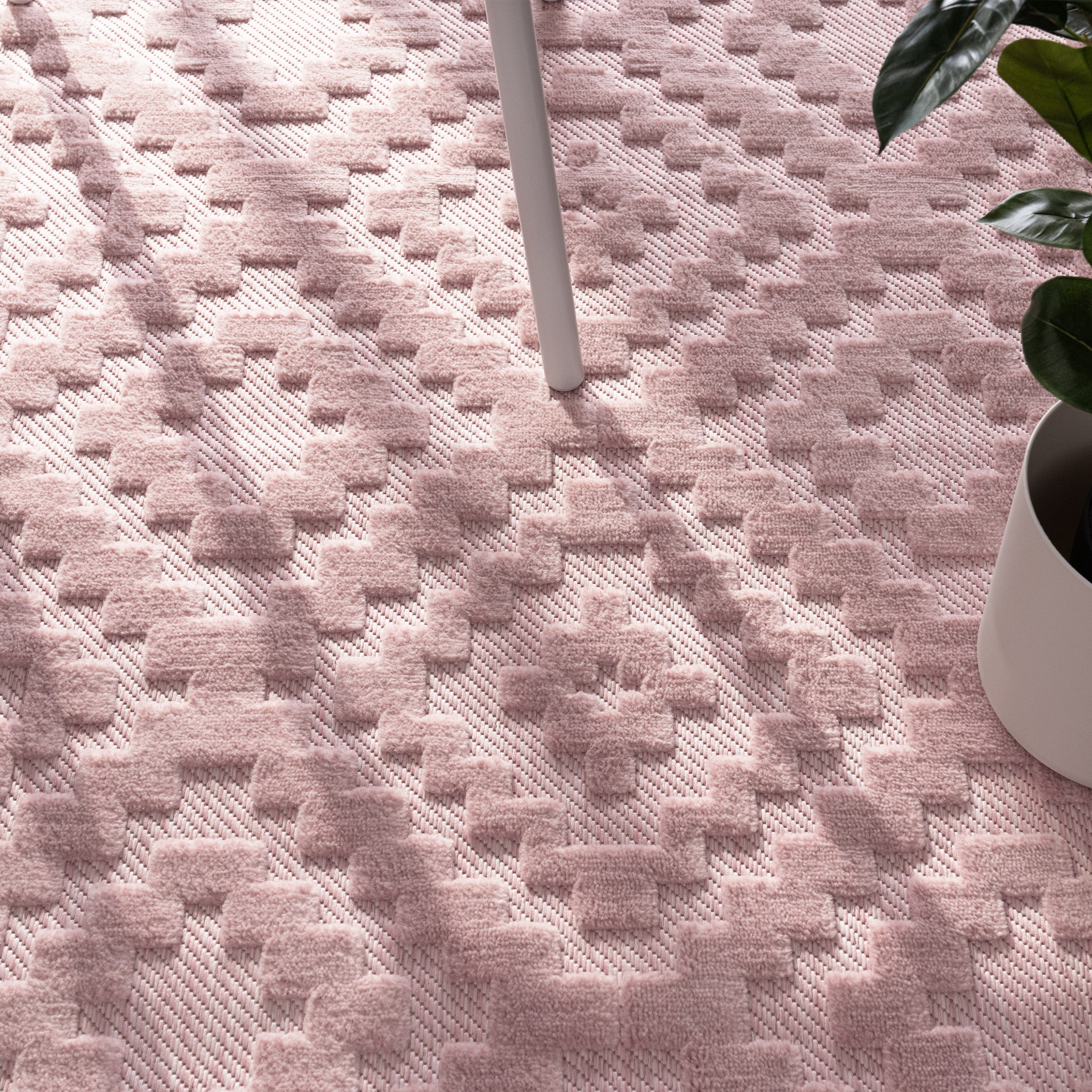 Outdoor Rug Livorno Trellis High-Low Pattern In Pink